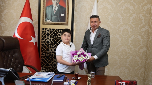 Karaisalı Belediye Başkanı Şimşek koltuğunu 4. sınıf öğrencisine devretti