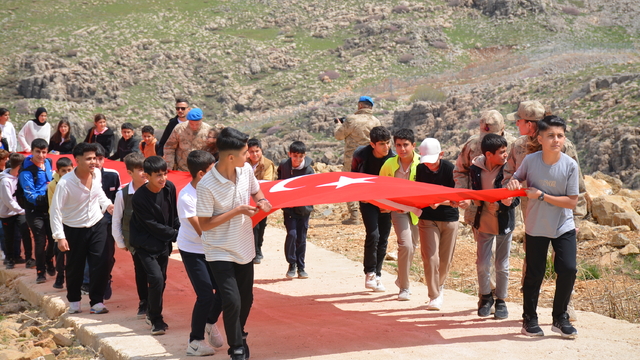Cudi Dağı'nda 105 çocukla 105 metre uzunluğunda Türk bayrağı açıldı