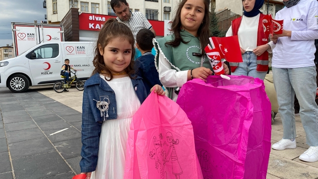Sivas'ta gökyüzü, çocukların dilekleriyle aydınlandı