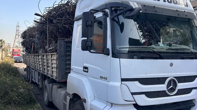 Hatay'da fazla yüküyle trafiği tehlikeye düşüren tırın sürücüsüne ceza