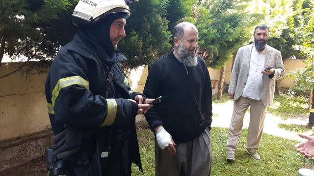 Çatı yangınına müdahale ederken elini yaktı