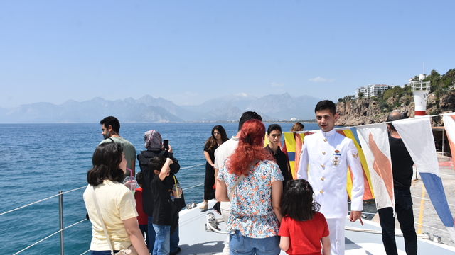 Antalya'da savaş gemisi ve botlar ziyarete açıldı