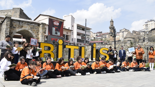 Bitlis'te öğrenci ve öğretmenler kitap okuma etkinliği düzenledi