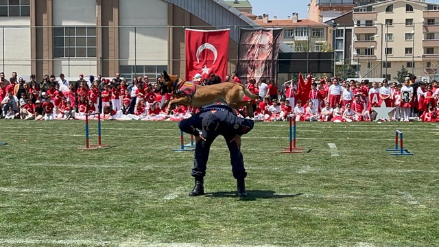 Nevşehir'de JAKEM'in 23 Nisan gösterisi ilgiyle izlendi