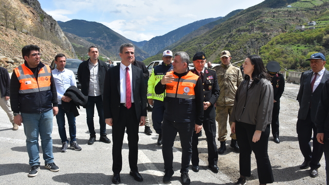 Heyelan nedeniyle ulaşıma kapanan Gümüşhane-Giresun kara yolunda çalışmalar başladı