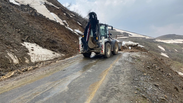Muş'ta heyelan nedeniyle kapanan köy yolu ulaşıma açıldı