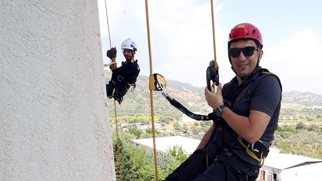 Aydın'da hastane başhekimi, tedavi gören çocuklara moral vermek için 8. kattan iple inerek pankart açtı