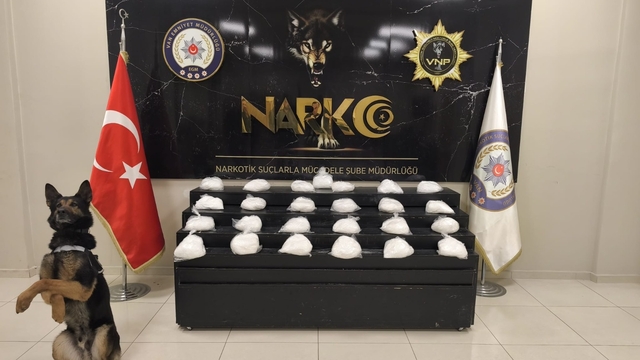 Van'da otomobilde 25 kilo metamfetamin ele geçirildi; 2 gözaltı