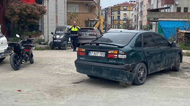 Türkeli'de otomobile çarpan motosikletin sürücüsü yaralandı