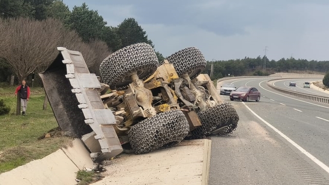 Kastamonu'da tırın üzerindeki iş makinesi yol kenarına devrildi