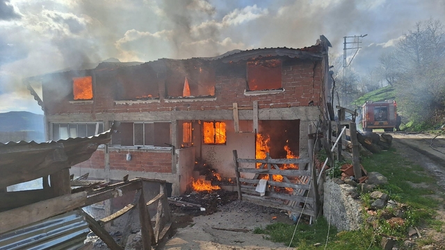 Tokat'ta çıkan yangında 2 katlı ev kullanılmaz hale geldi