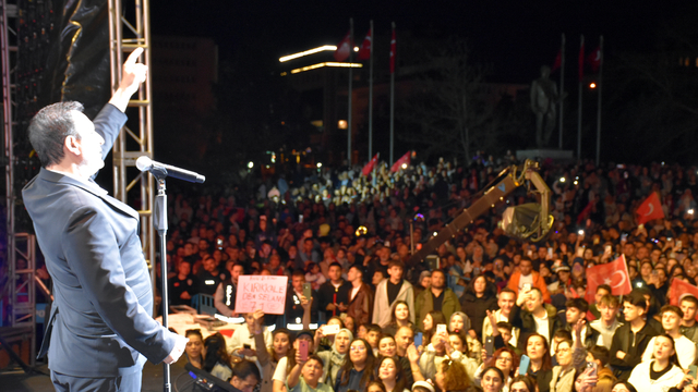 Şarkıcı Rafet El Roman Kırıkkale'de konser verdi