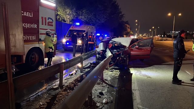 Kazada alev alan otomobilde sıkışan sürücüyü itfaiye kurtardı