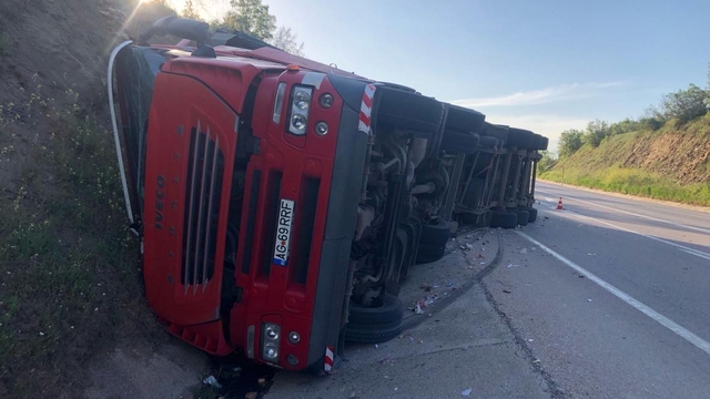 Edirne'de atık kağıt yüklü bir tırın devrilmesi sonucu yükleri etrafa saçıldı