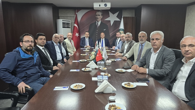 AK Parti Artvin Milletvekili Çelik Ticaret Borsası'nı ziyaret etti