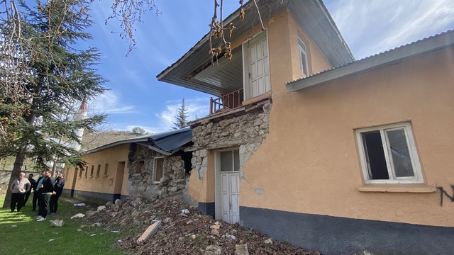 Depremde hasar gören 151 yıllık hükümet konağı için onarım talebi
