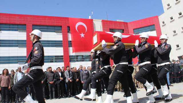 Halı sahada kalp krizinden hayatını kaybeden komiser için tören