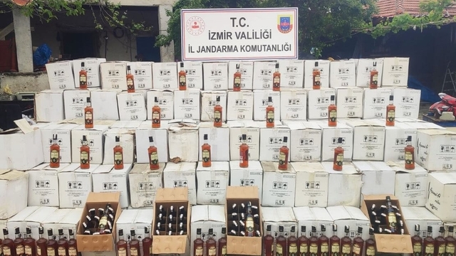 İzmir'de 3 bin 142 şişe kaçak içki ele geçirildi