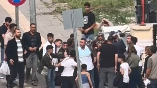 2 ailenin tekmeli yumruklu kavgası kamerada