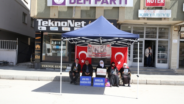 Muşlu aileler, DEM Parti önündeki "evlat nöbeti"ni sürdürdü