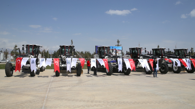 Erzurum Büyükşehir Belediyesi filosuna kattığı 300 milyon liralık 79 aracı tanıttı