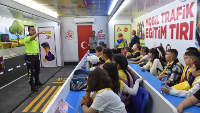 Boyabat'ta öğrenciler, Mobil Trafik Eğitim Tırı'nda trafik kurallarını öğrendi