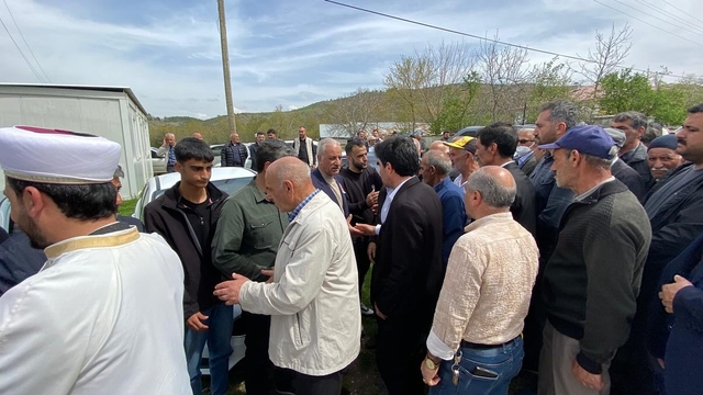 Halı sahada kalp krizinden hayatını kaybeden komiser toprağa verildi (2)