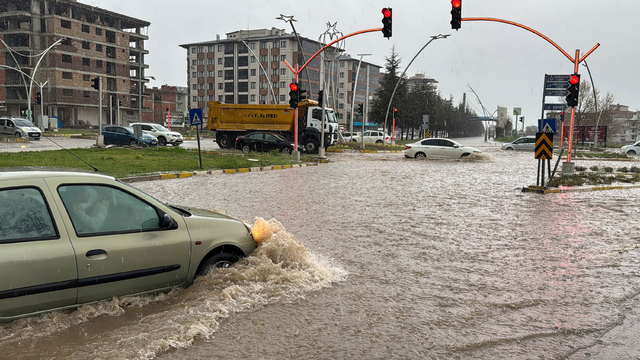 Uşak'ta sağanak etkili oldu