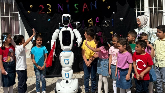 Bucak'ta 23 Nisan coşkusuna yapay zeka destekli robot eşlik etti