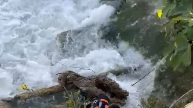 Mersin'de ırmağa düşen cep telefonunu itfaiye çıkardı