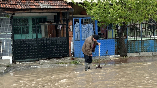 Uşak'ta sağanak; cadde ve sokaklar göle döndü
