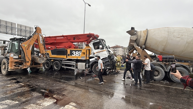 Bartın'da 3 aracın çarpıştığı kaza kamerada; 8 yaralı