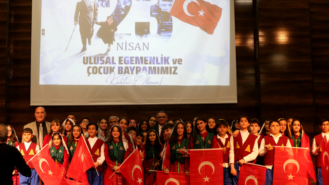 Van'da ortaokul öğrencileri "Kurtuluştan Kuruluşa" oratoryosunu seslendirdi