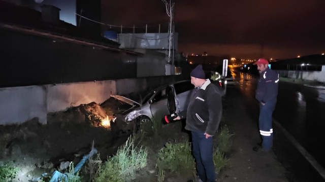 Çorum'da su kanalına devrilen otomobilin sürücüsü yaralandı