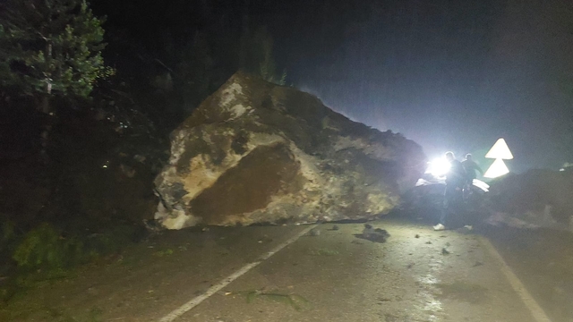 Kastamonu-Şenpazar kara yolunda heyelan meydana geldi