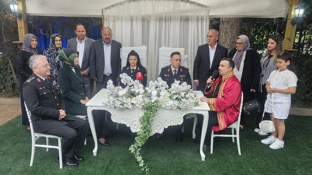 Afyonkarahisar Valisi Yiğitbaşı, jandarma personeli çiftin nikah şahidi oldu