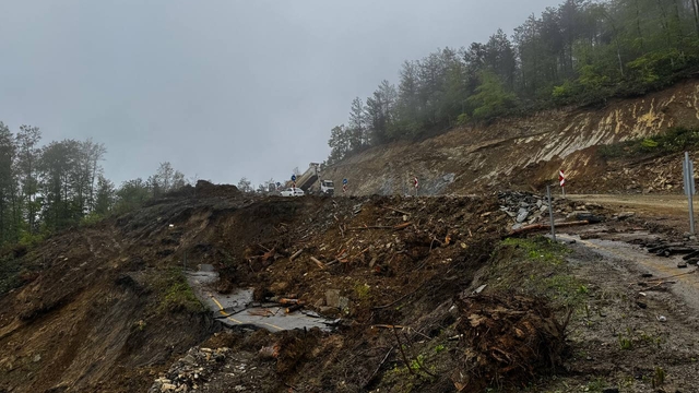 Heyelan nedeniyle kapanan Kastamonu-Çatalzeytin kara yolunda çalışmalar sürüyor