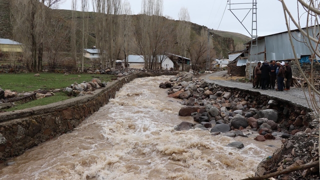 Erzurum'da dere taştı;  geçen sene yapılan koruma çalışmaları zarar gördü