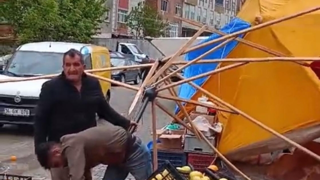 Artvin'de fırtına etkili oldu; tezgahlar devrildi, sebze ve meyveler yola döküldü