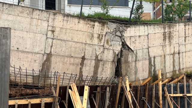 Sakarya'da tahliye edilen binadaki hasar gün ağarınca ortaya çıktı