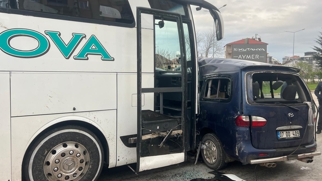 Isparta'da yolcu otobüsüyle hafif ticari aracın çarpıştığı kazada 1 kişi öldü