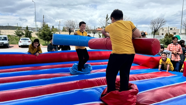 Hacılar'da çocuklar okul bahçesine kurulan oyun alanlarında eğlendi