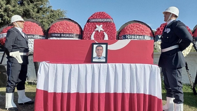TIR'ın çarpması ile şehit olan polis memuru, memleketine uğurlandı (2)