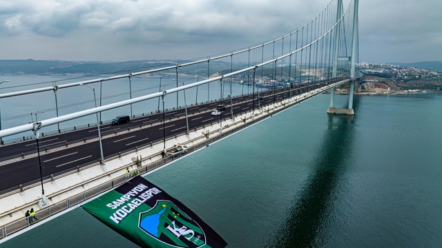 Osmangazi Köprüsü'ne dev Kocaelispor bayrağı asıldı