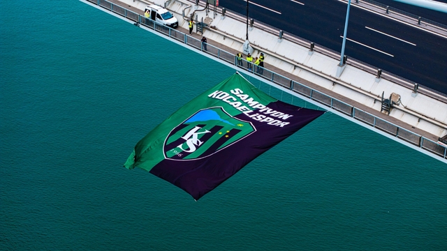 Süper Lig'e yükselen Kocaelispor'un bayrağı Körfez'de dalgalanıyor