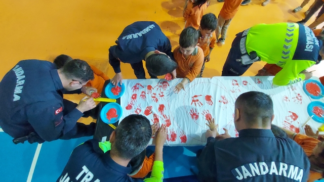 Gümüşhacıköy'de askerler ve öğrenciler 23 Nisan etkinliği düzenledi