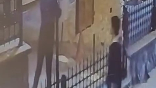 İzmit Belediye Başkanı'ndan sokak lambasını kıran kişiye: Yapma çocuğum