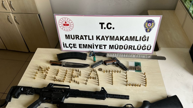 Tekirdağ'da evlerinde ruhsatsız tüfek ve silah ele geçirilen zanlılar gözaltına alındı