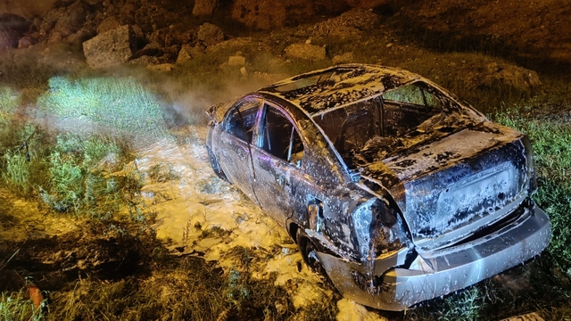 Siirt'te seyir halindeki otomobil yandı