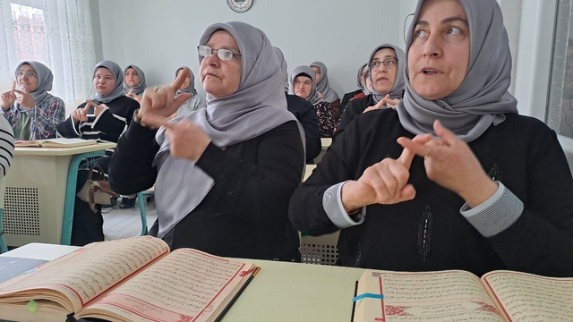 Sakarya'da işitme engelli kadınlar, işaret diliyle Kur'an-ı Kerim öğreniyor